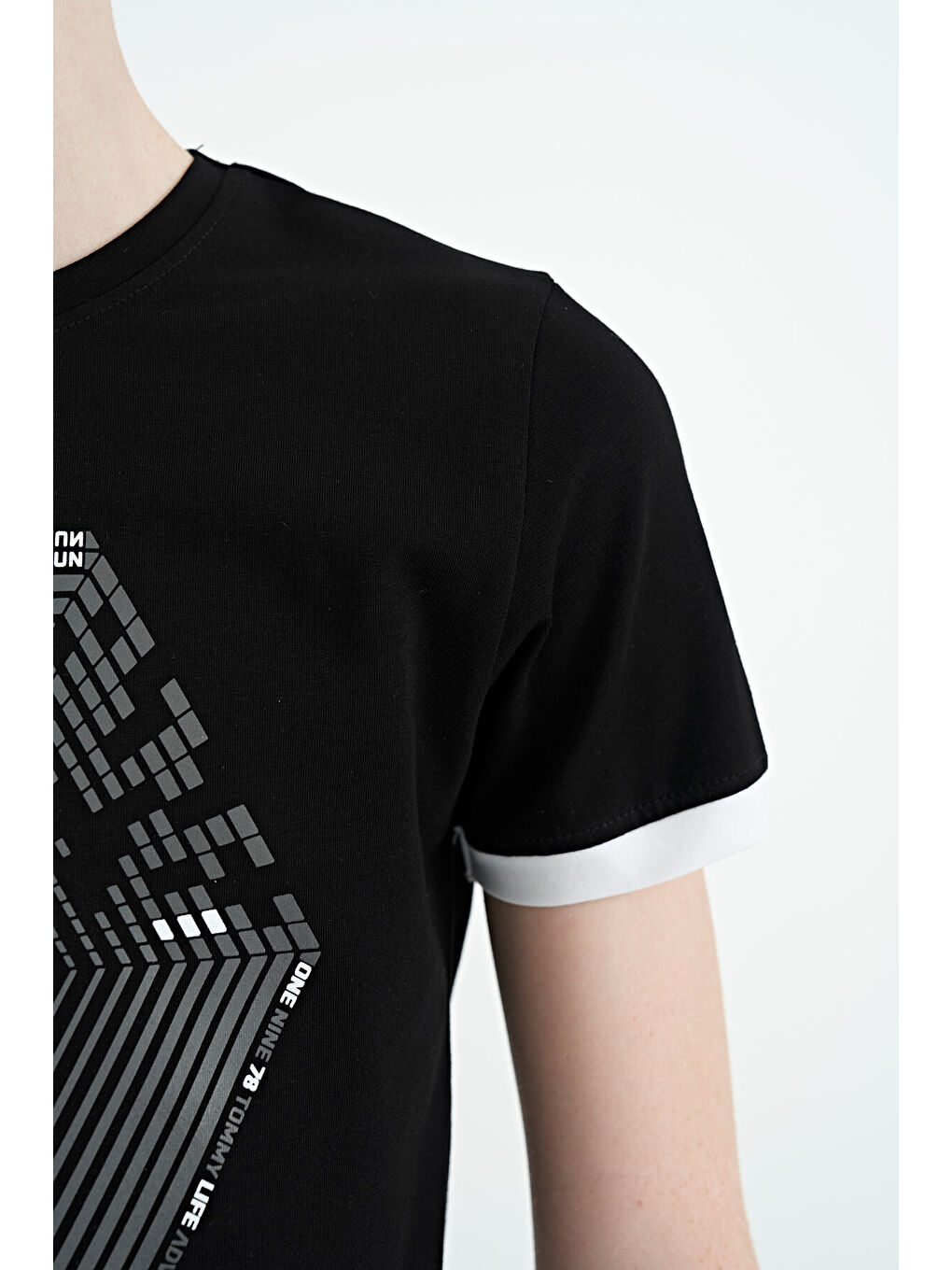 Siyah Kol Ucu Renkli Detaylı Baskılı Standart Kalıp Erkek Çocuk Tişört - 11156-2