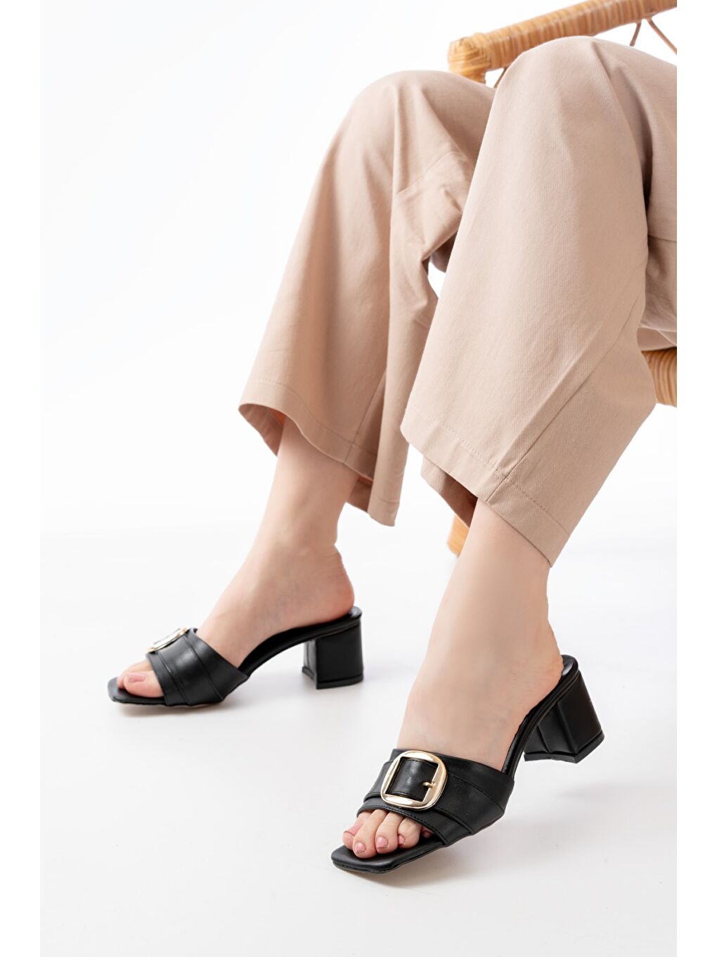 Kadın İgor Siyah Cilt Topuklu Terlik-1