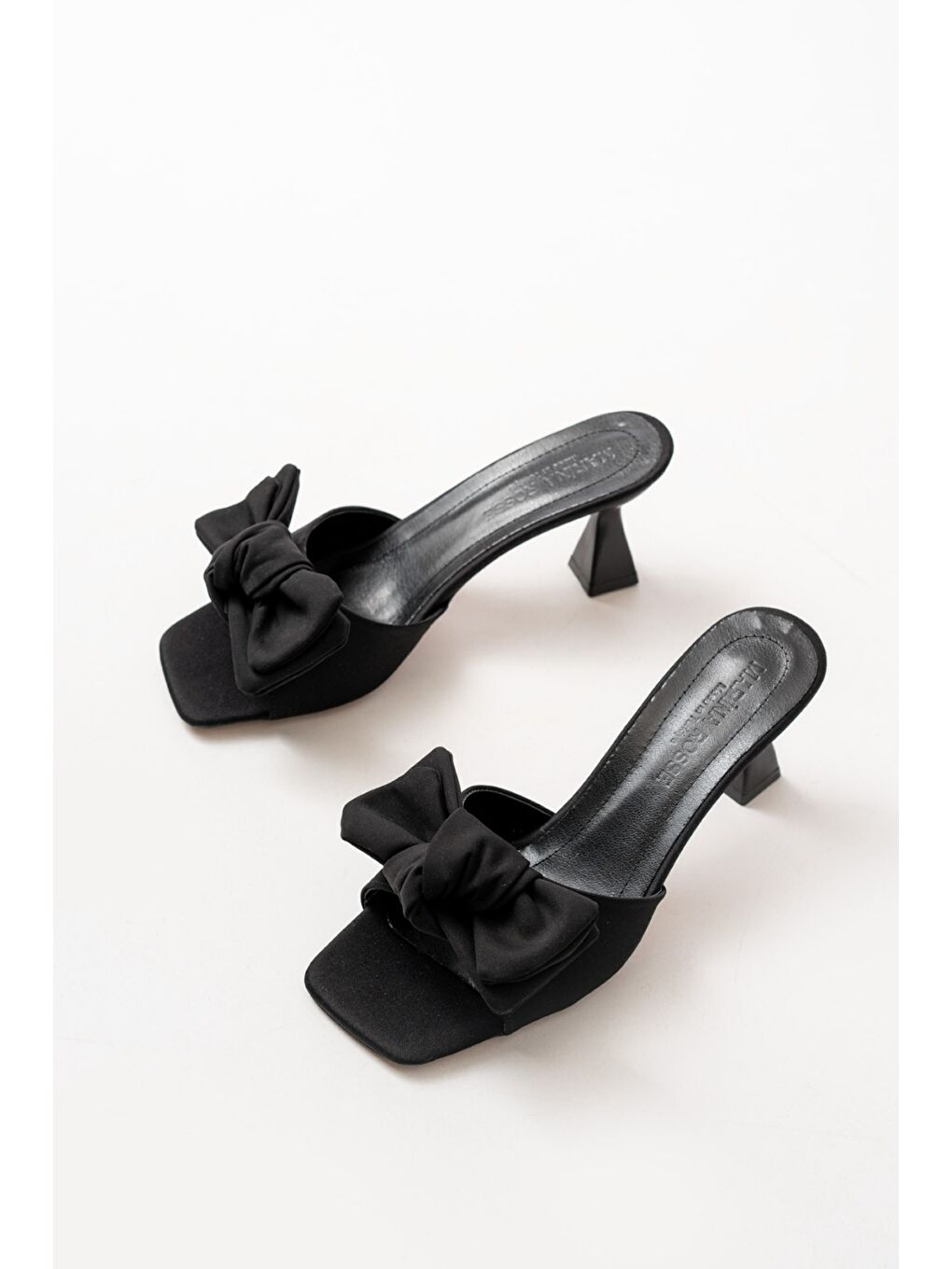 Kadın Berra Siyah Fiyonk Detaylı Terlik