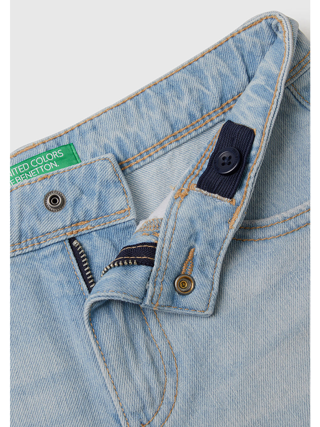 United Colors Of Benetton Kız Çocuk Açık Mavi Arka Cebi Logo İşlemeli Ucu Saçaklı Denim Bermuda Şort - 2