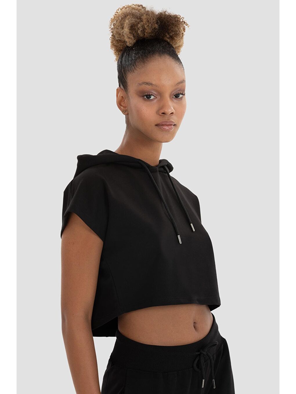 Alice Kapüşonlu Kısa Kollu Siyah Crop Sweatshirt-1