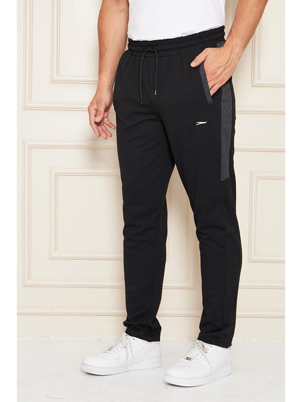 Erkek Düz Paça Şeritli Rahat Kesim Eşofman Altı Siyah 6504-S