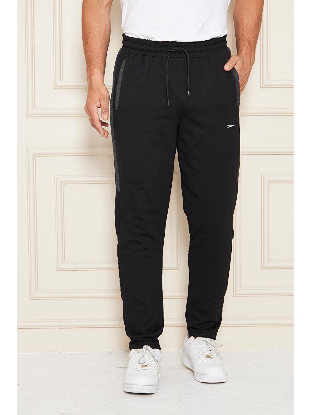 Erkek Düz Paça Şeritli Rahat Kesim Eşofman Altı Siyah 6504-S-3