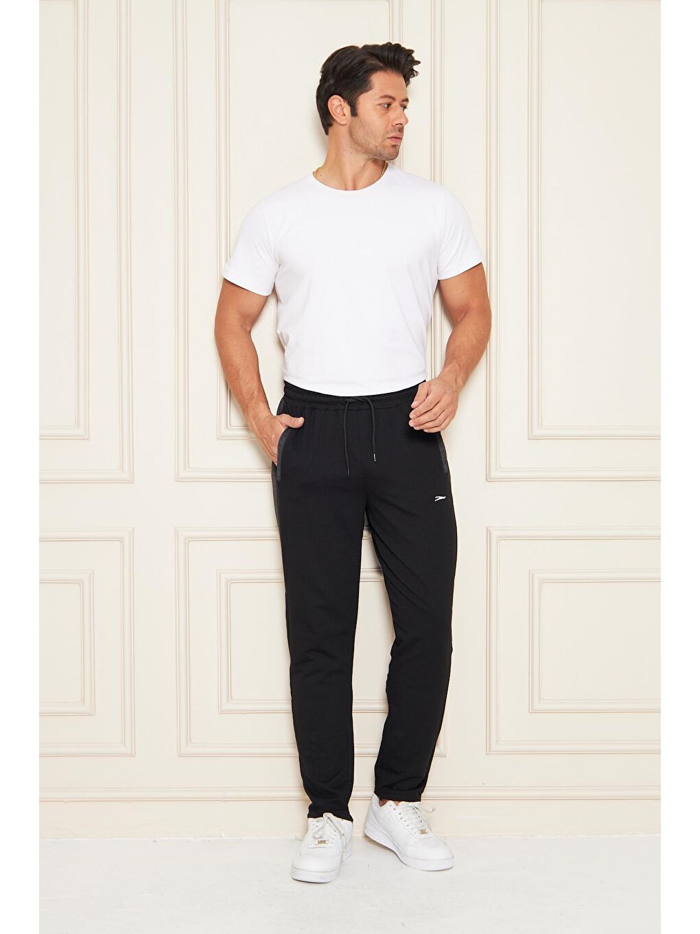 Erkek Düz Paça Şeritli Rahat Kesim Eşofman Altı Siyah 6504-S-4