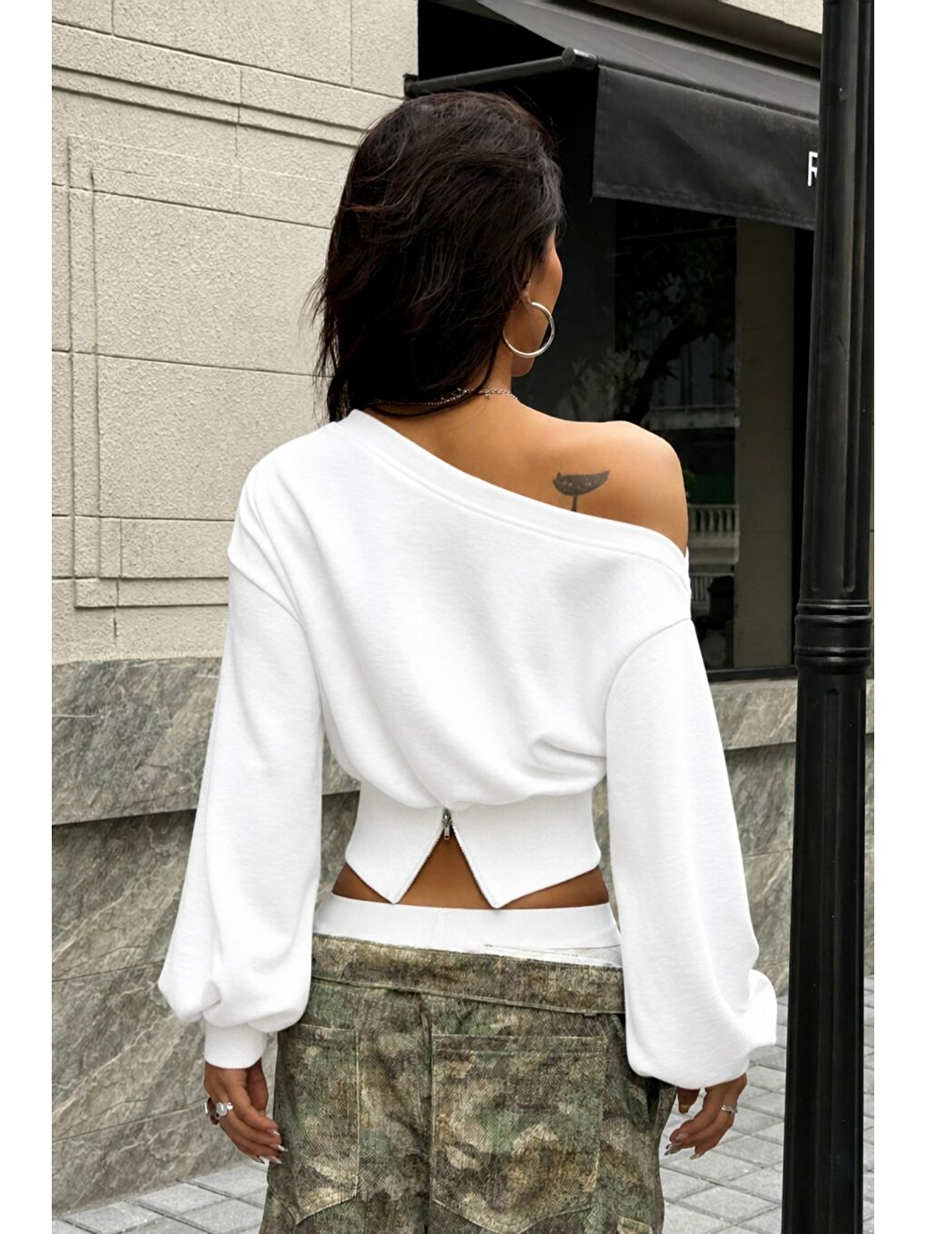 Beyaz Kadın Asimetrik Yaka Crop Sweatshirt Omuz Dekolteli Büzgülü Fermuar Detaylı-1