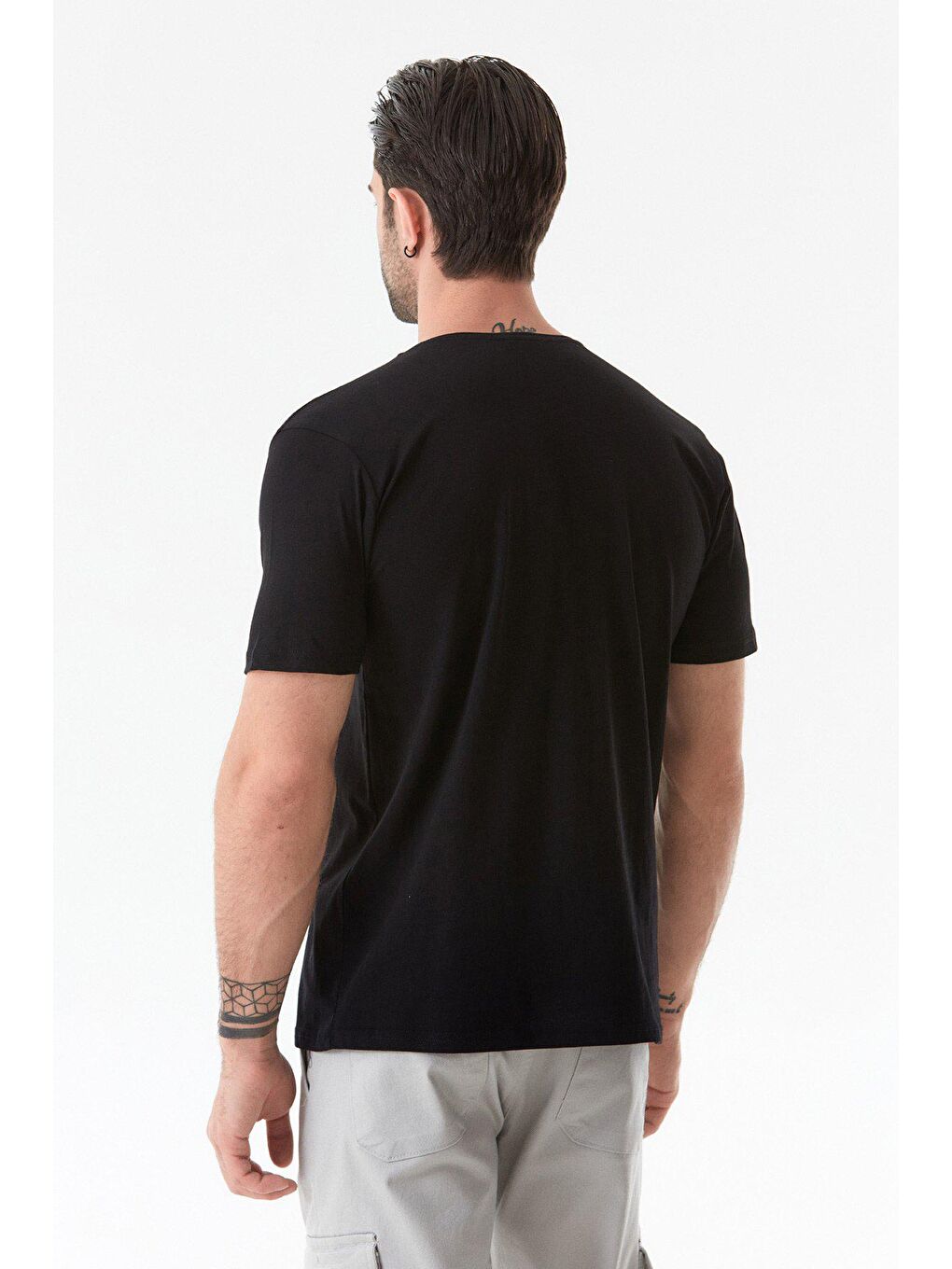 Siyah Baskılı Bisiklet Yaka Tişört-1