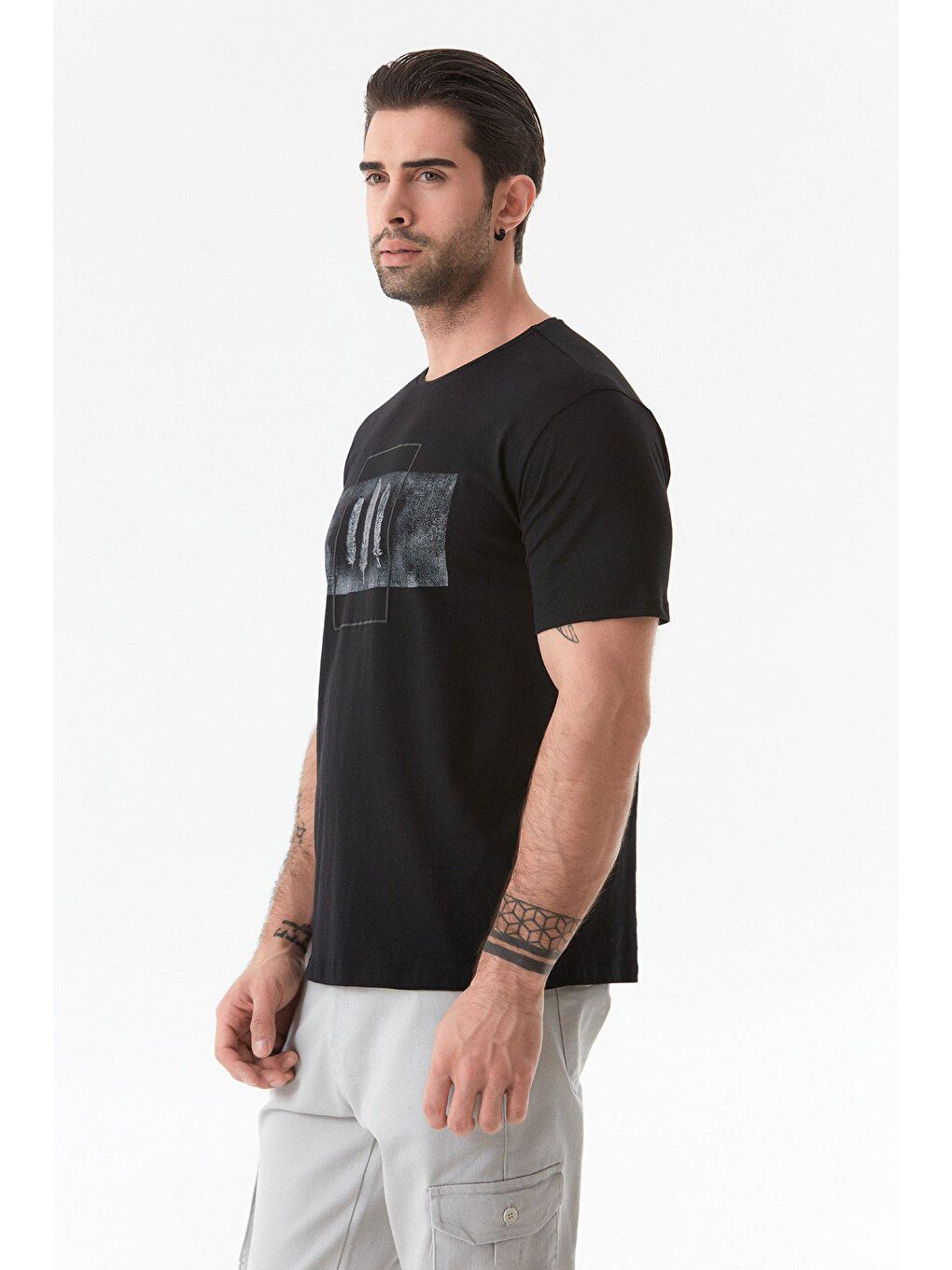 Siyah Baskılı Bisiklet Yaka Tişört-2