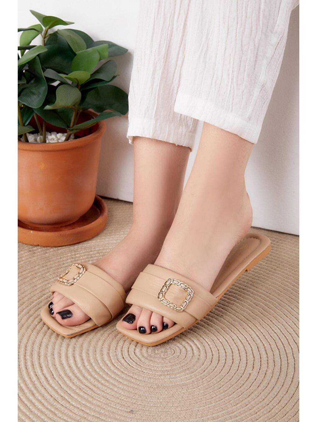 Kadın Bej Tokalı Terlik - 25530
