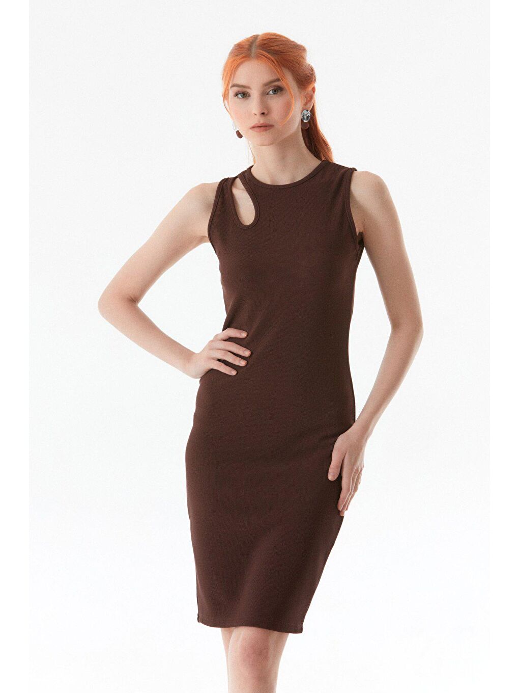 Kahverengi Fitilli Omuz Pencereli Elbise