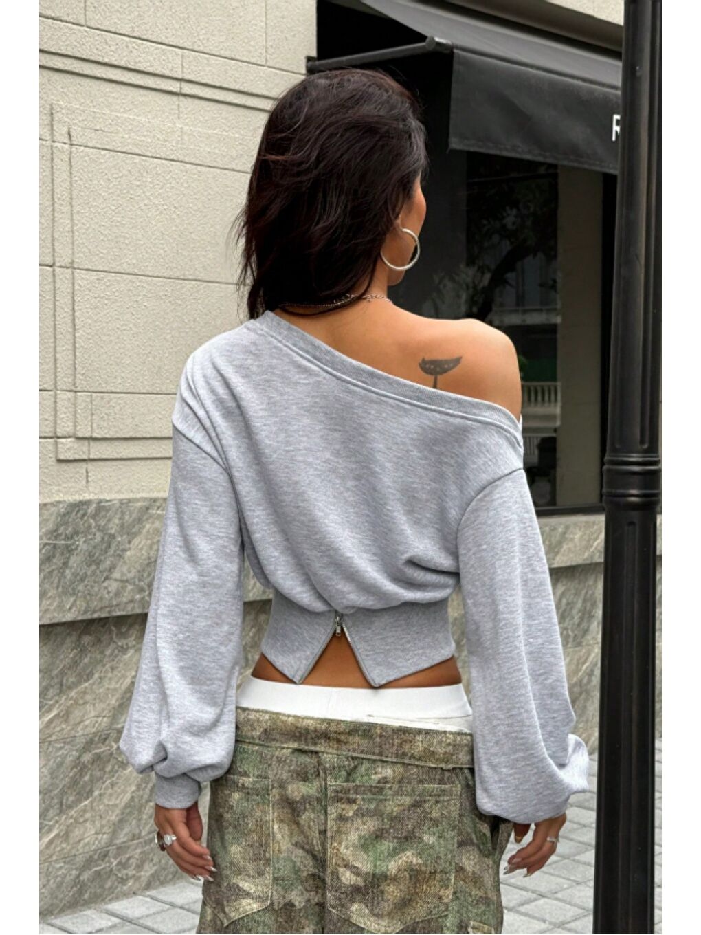 Gri Kadın Asimetrik Yaka Crop Sweatshirt Omuz Dekolteli Büzgülü Fermuar Detaylı-1