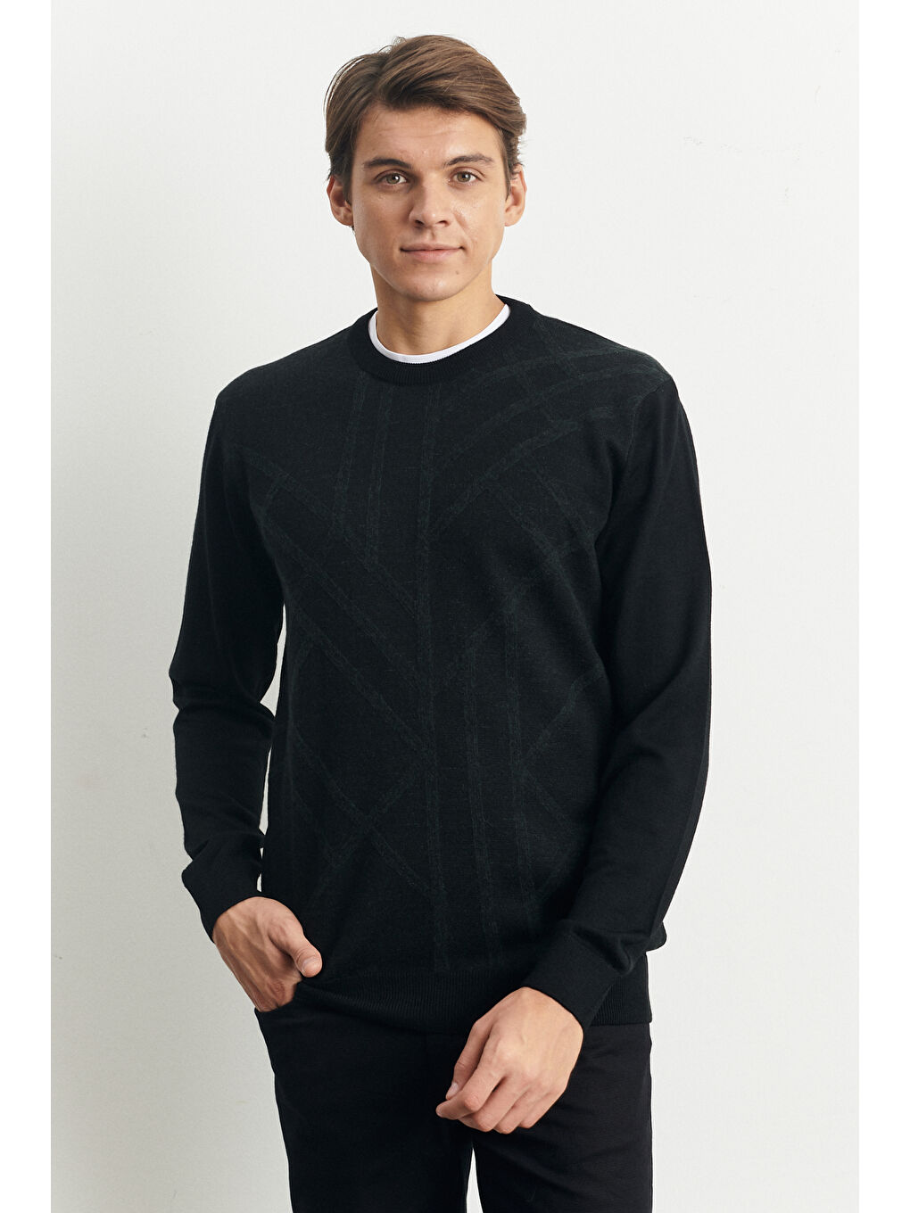 Erkek Siyah Standart Fit Bisiklet Yaka Modern Desen Detaylı Kışlık Triko Kazak