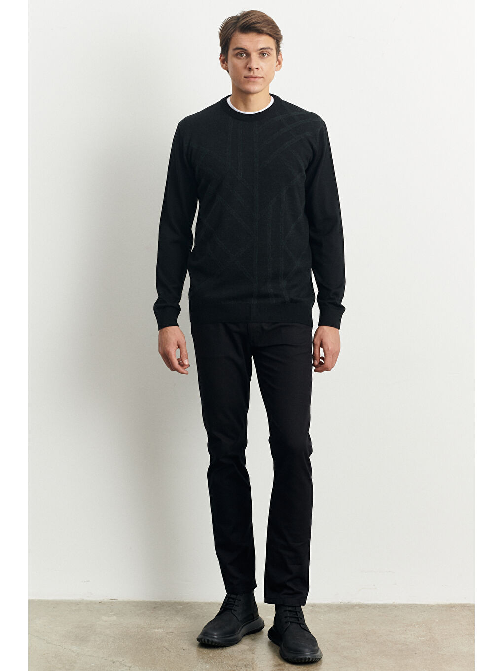 Erkek Siyah Standart Fit Bisiklet Yaka Modern Desen Detaylı Kışlık Triko Kazak-1