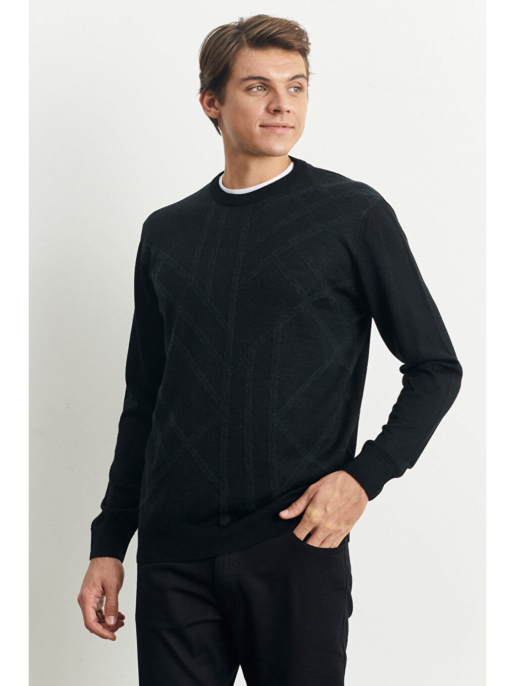 Erkek Siyah Standart Fit Bisiklet Yaka Modern Desen Detaylı Kışlık Triko Kazak-3