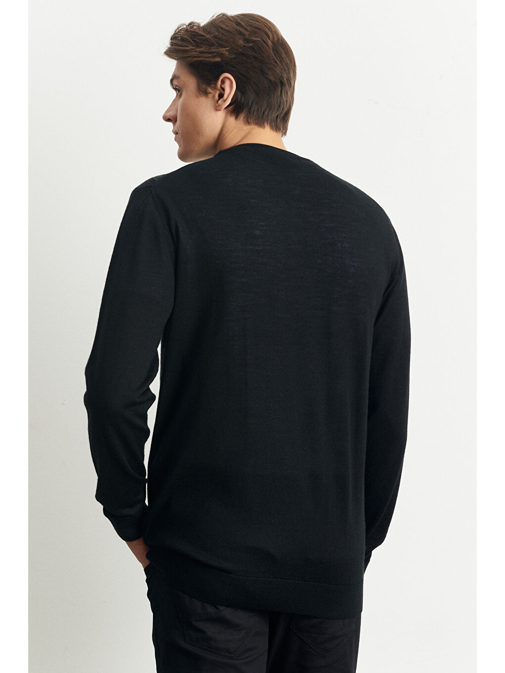 Erkek Siyah Standart Fit Bisiklet Yaka Modern Desen Detaylı Kışlık Triko Kazak-4