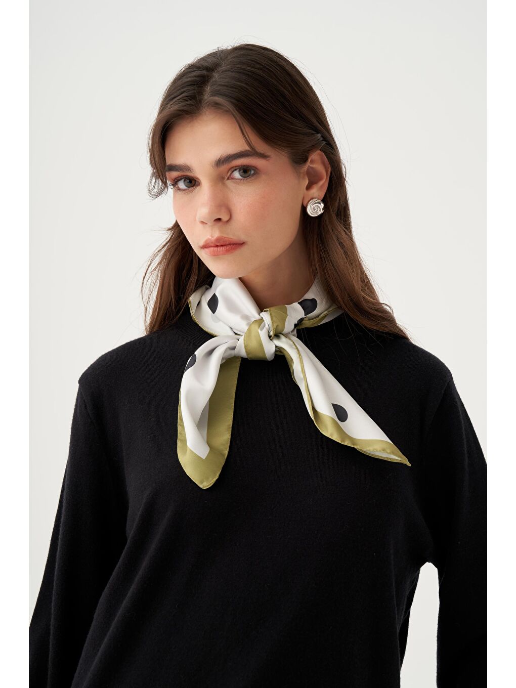 Siyah-Etek Ucu Pis Kıvırma Triko Kazak-3