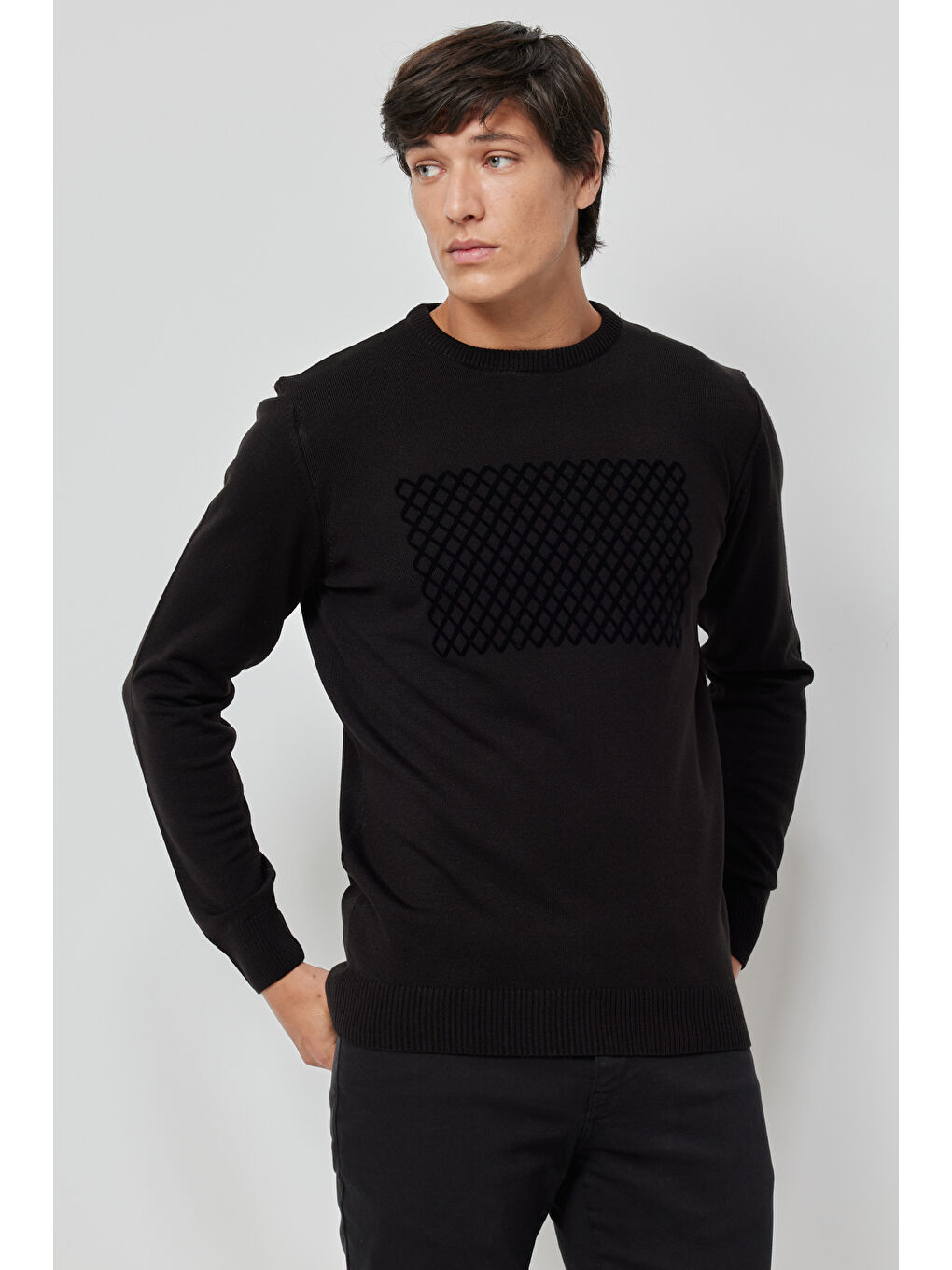 Erkek Siyah Tüylenmeyen Anti-Pilling Özellikli Standart Fit Bisiklet Yaka Önü Baskılı Triko