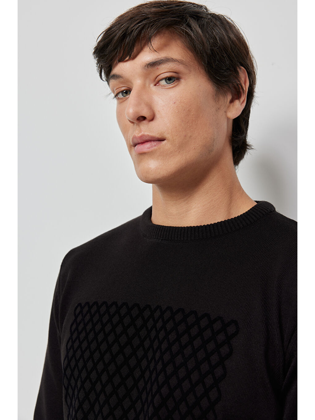 Erkek Siyah Tüylenmeyen Anti-Pilling Özellikli Standart Fit Bisiklet Yaka Önü Baskılı Triko-3