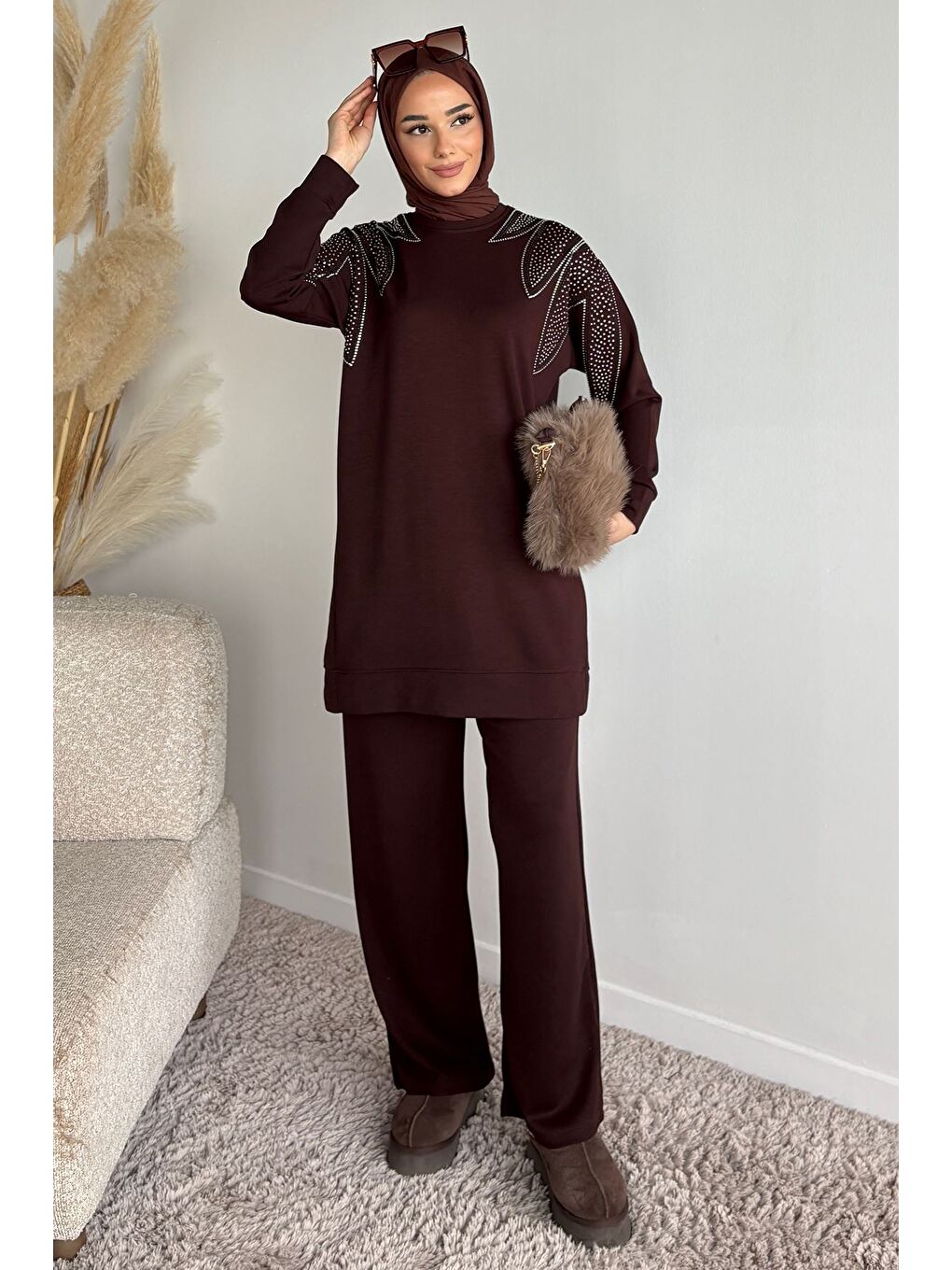 Kahverengi Bisiklet Yaka Taş İşlemeli Tunik Bel Lastikli Pantolon Tesettür İkili Takım-1