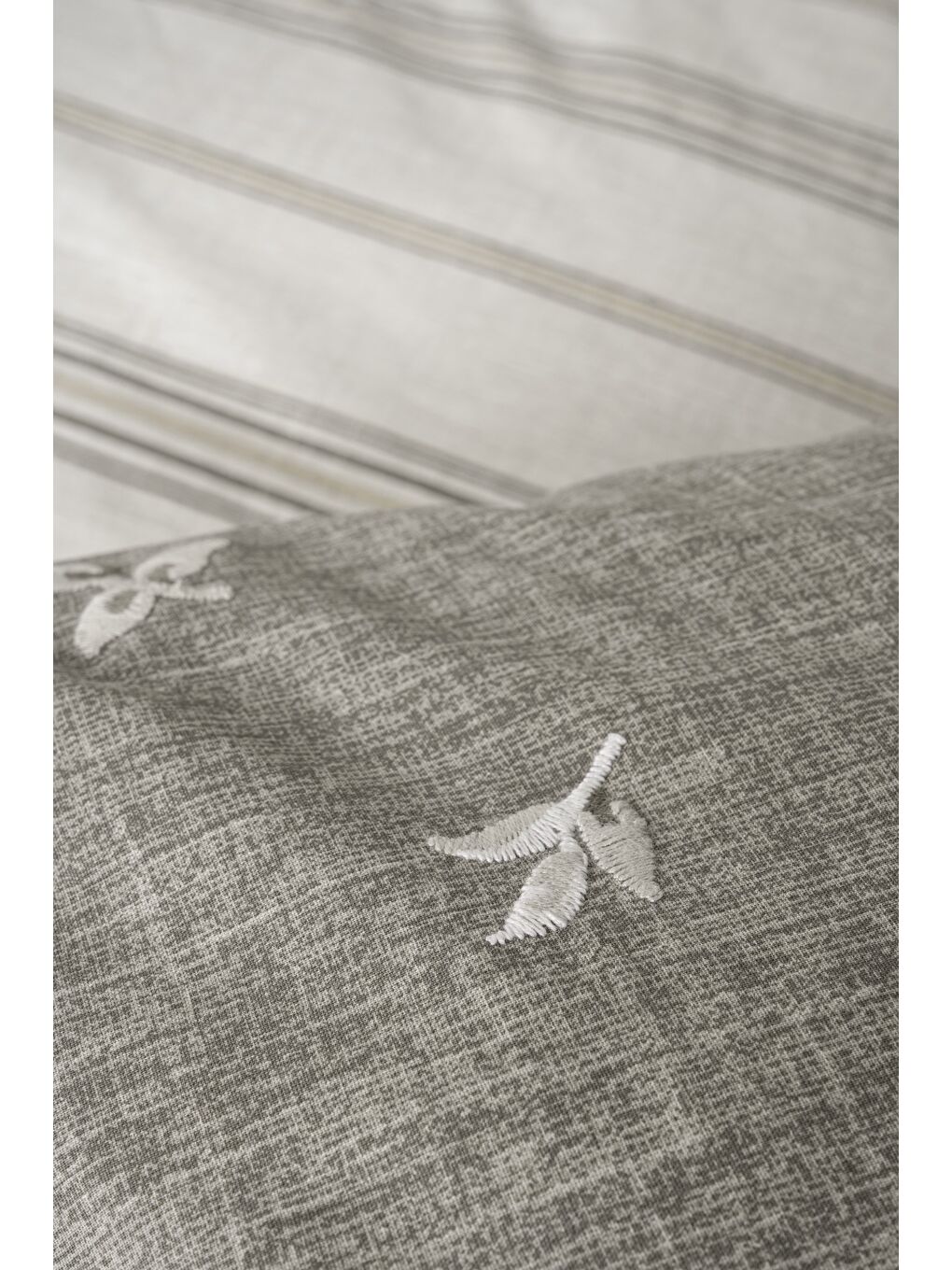 Karışık Pamuk Box Klein Nakışlı Çift Kişilik Nevresim Takımı Moke Kahve-2