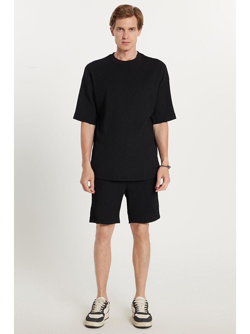 Erkek Oversize Geniş Kesim Bisiklet Yaka Gofre Kumaş Beli Bağcıklı Siyah Şort Takım-3