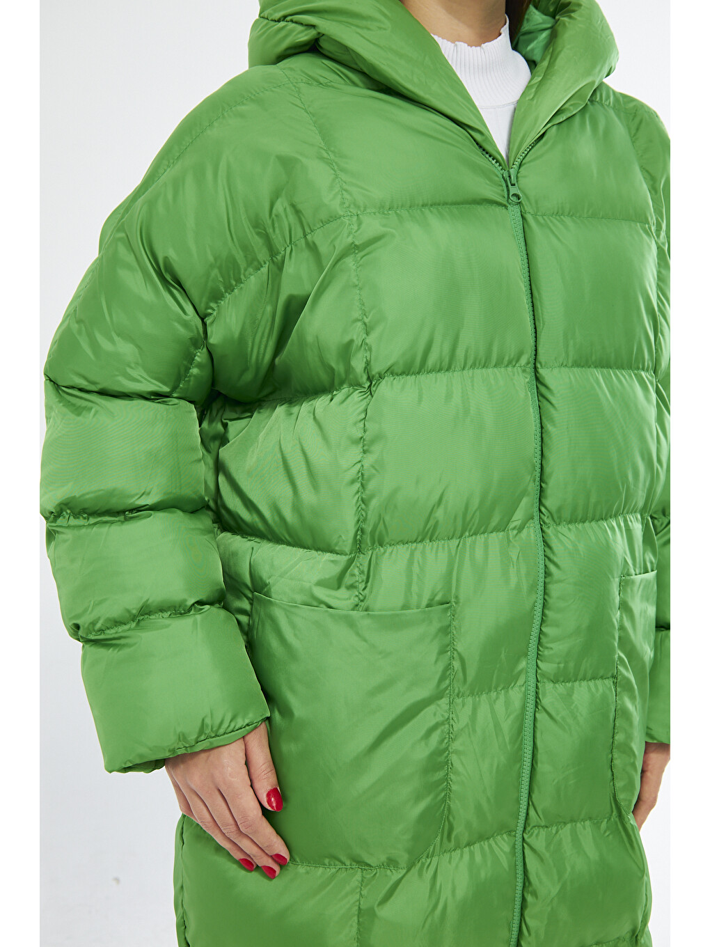 Yeşil Kadın Siyah Kapüşonlu Uzun Oversize Şişme Mont-1