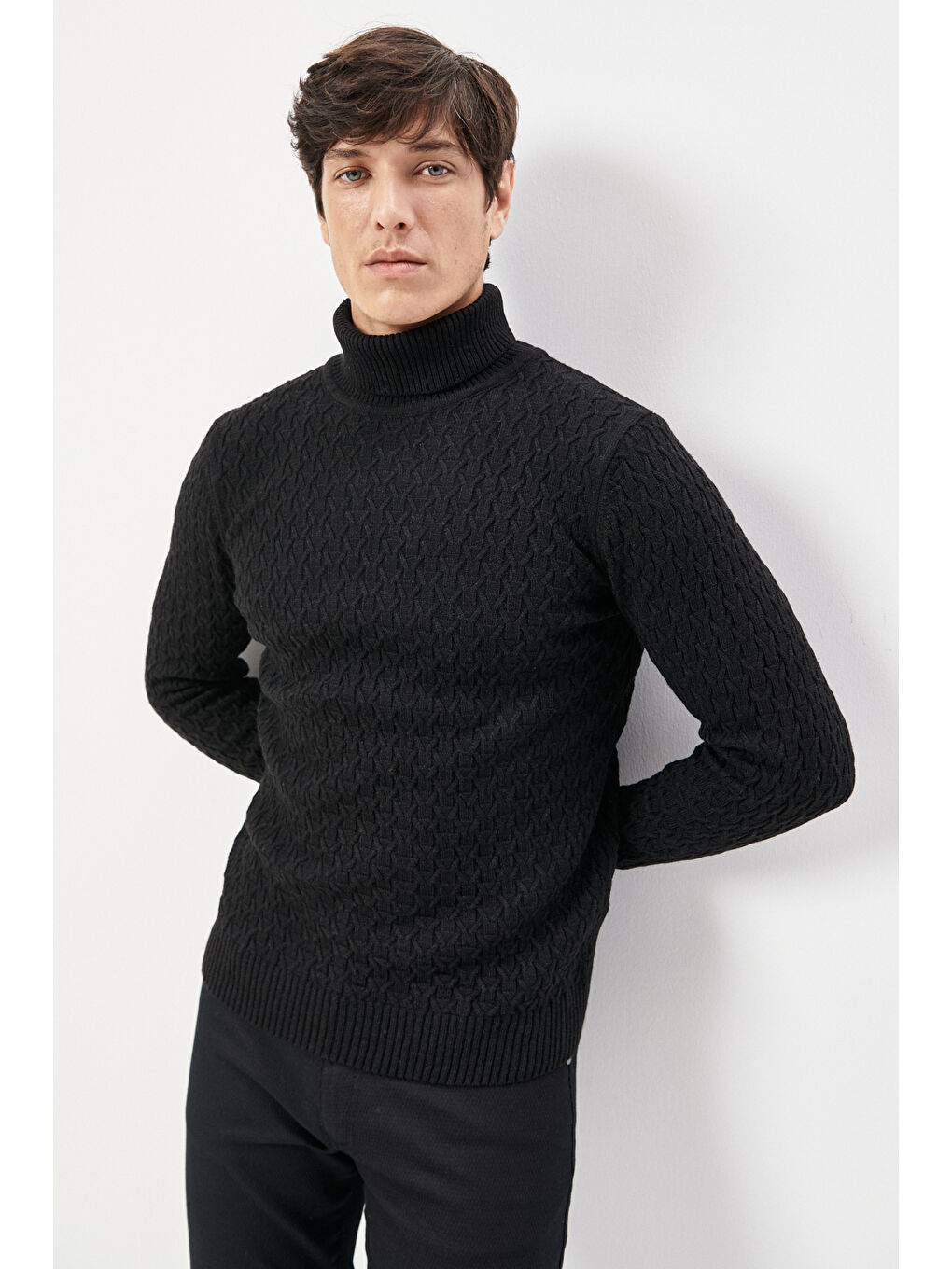 Erkek Siyah Standart Fit Normal Kesim Tam Balıkçı Yaka Armürlü Triko-2