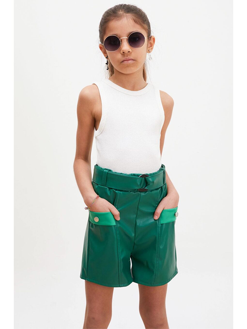 Yeşil Kemerli Ön Cepli Kız Çocuk Deri Şort-1