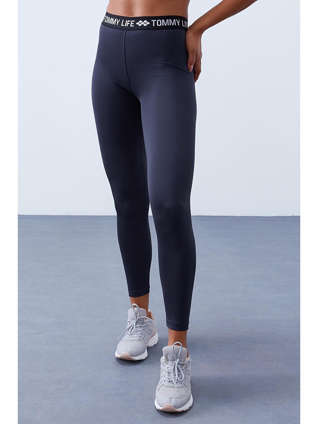 Antrasit Yüksek Bel Yazı Kemerli Slim Fit Dar Paça Kadın Tayt - 94546-1