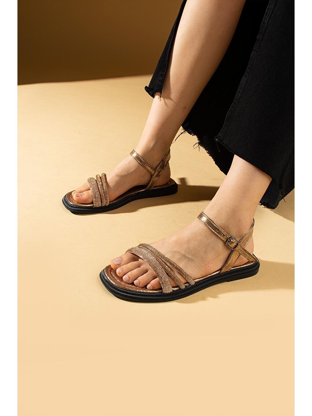 Pembe Taş Detaylı 3 Bantlı Tokalı Comfort Kadın Sandalet 020-701-24