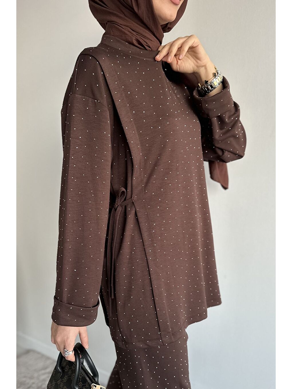 Kahverengi Bisiklet Yaka Yan Bağlamalı Taşlı Tesettür Tunik Bel Lastikli Pantolon İkili Takım-8