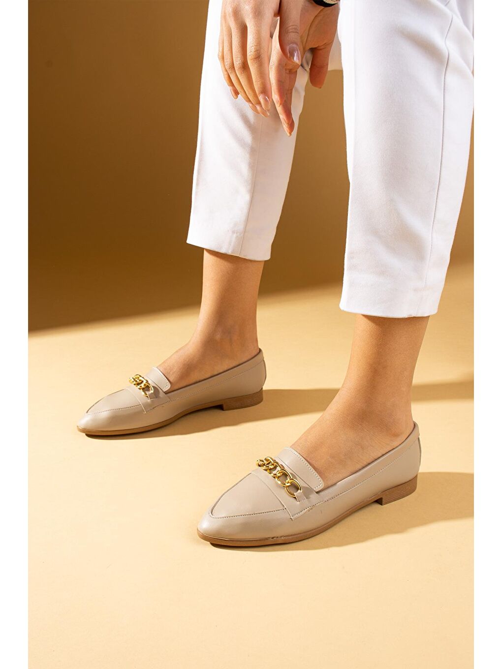 Bej Zincir Tokalı Sivri Burun Kadın Loafer Ayakkabı 73-227-24