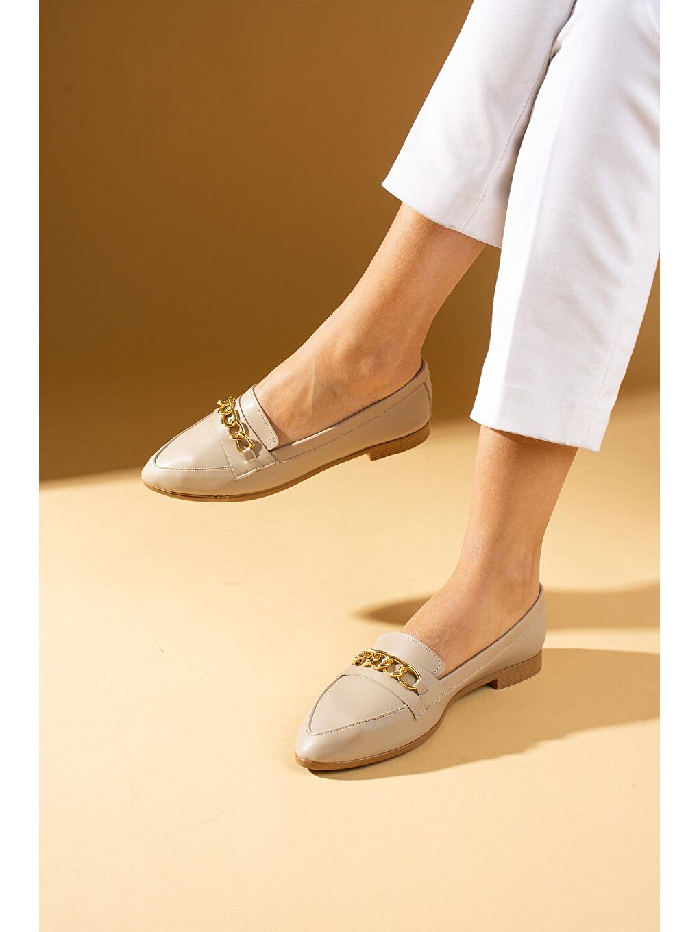 Bej Zincir Tokalı Sivri Burun Kadın Loafer Ayakkabı 73-227-24-1