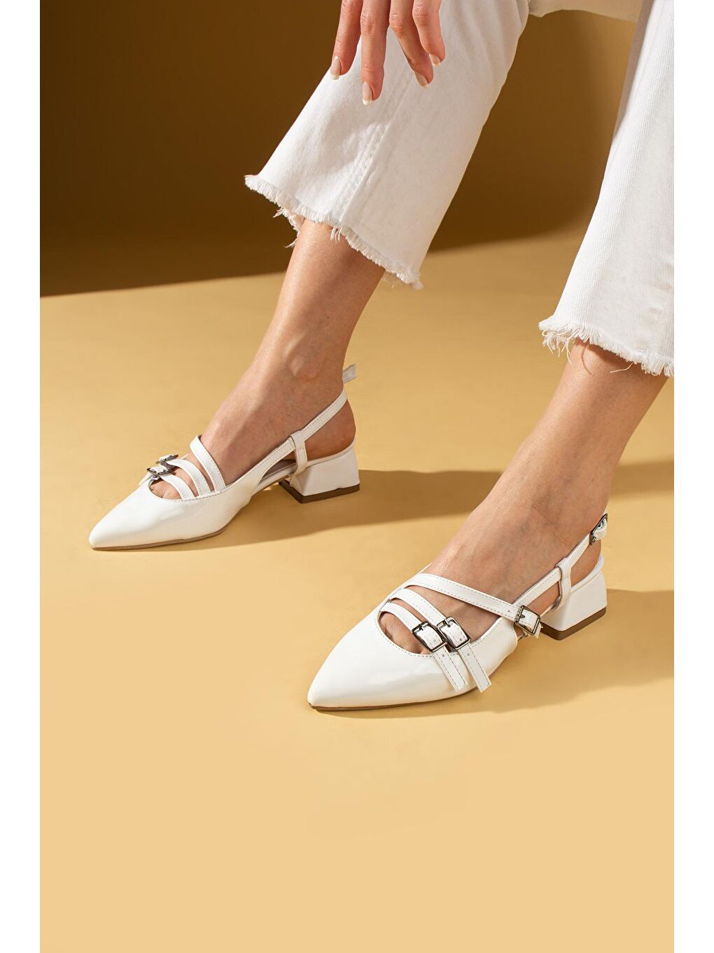 Beyaz Çift Toka Detaylı Arkası Açık Sivri Burun Kalın Topuklu Kadın Ayakkabı 53-54-24Rugan