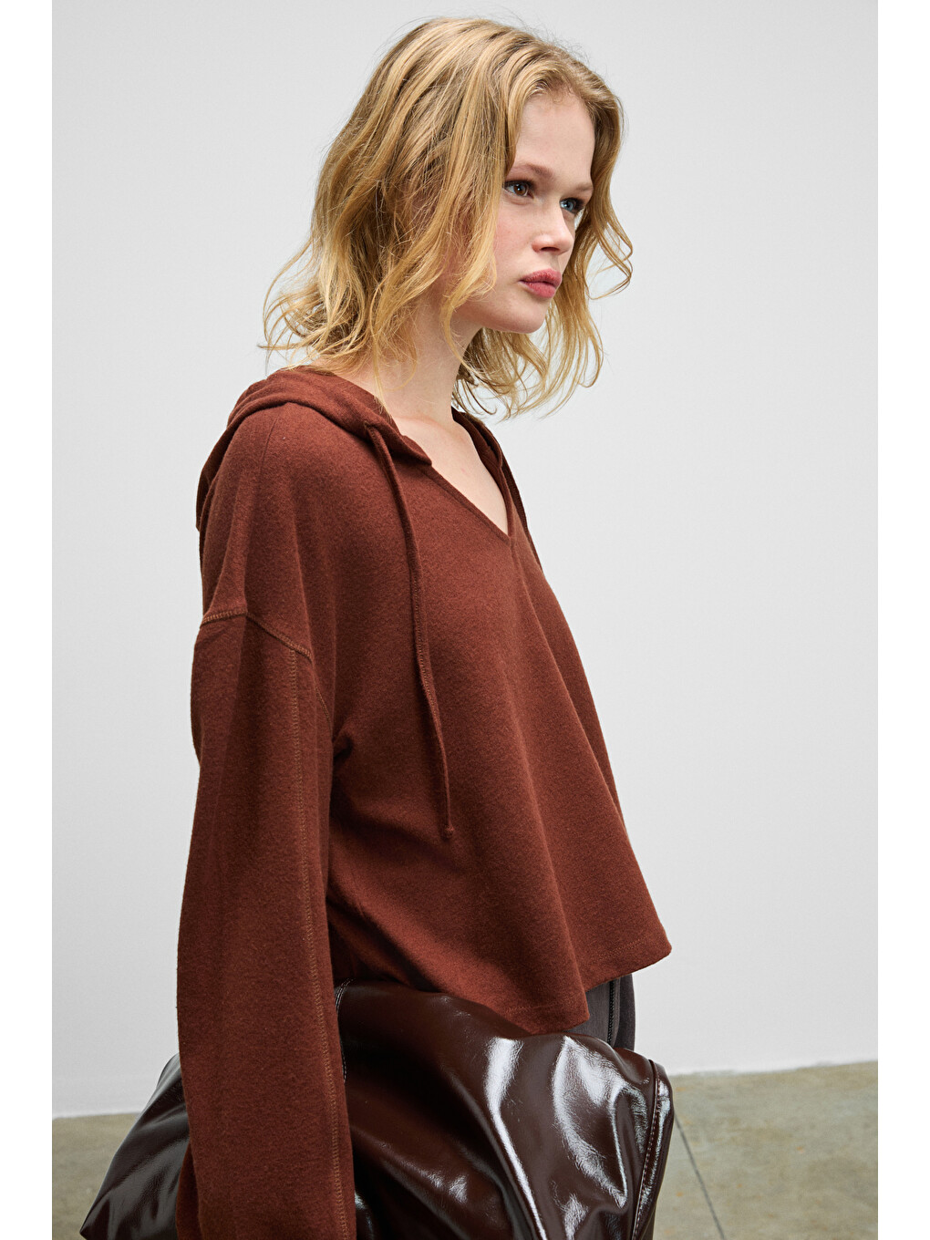 Essence Kadın Yumuşak Ve Esnek Kumaşlı V Yaka Kapüşonlu Kahverengi Sweatshirt-1