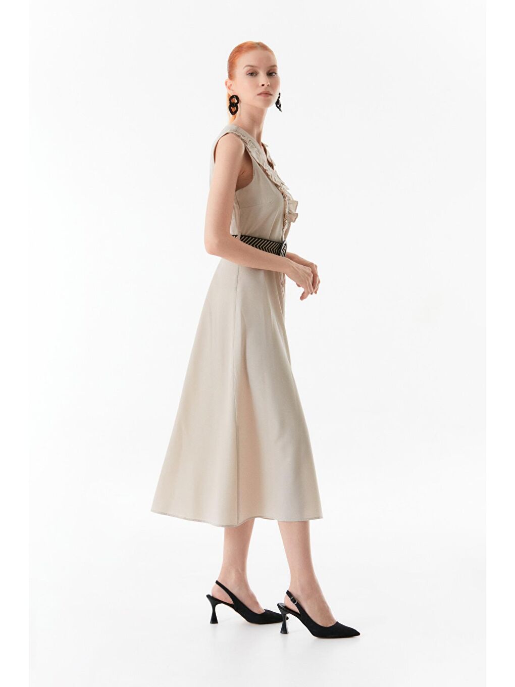 Bej Önü Fırfırlı V Yaka Kemerli Elbise-4