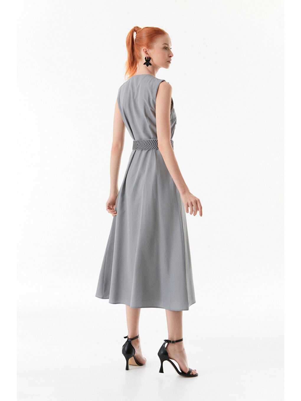 Gri Önü Fırfırlı V Yaka Kemerli Elbise-2