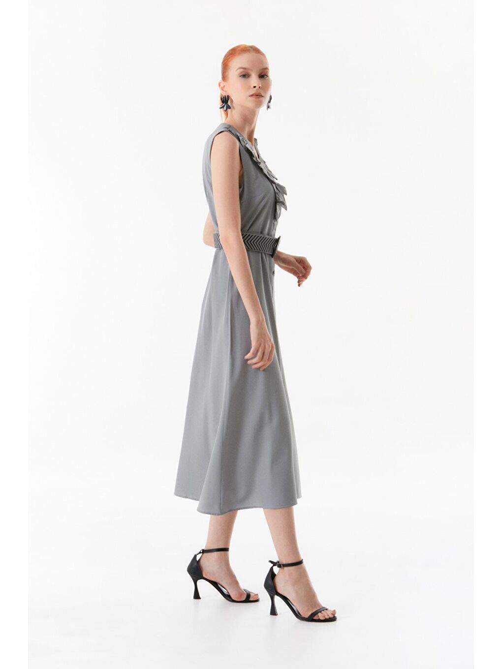 Gri Önü Fırfırlı V Yaka Kemerli Elbise-3