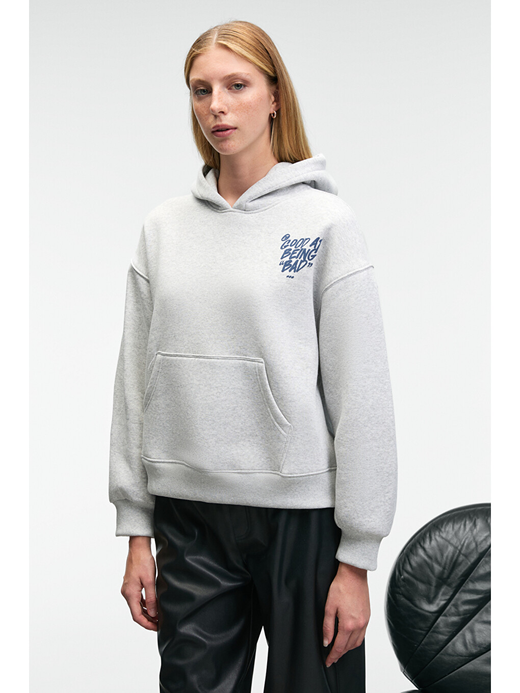 Evantıa Kadın Baskılı Oversize Kapüşonlu Nakış Detaylı Kanguru Cep Gri Melanj Sweatshirt-4