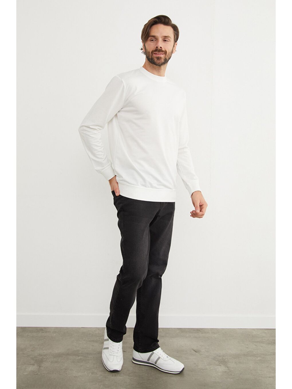 Beyaz Basic Bisiklet Yaka Sweatshirt-4