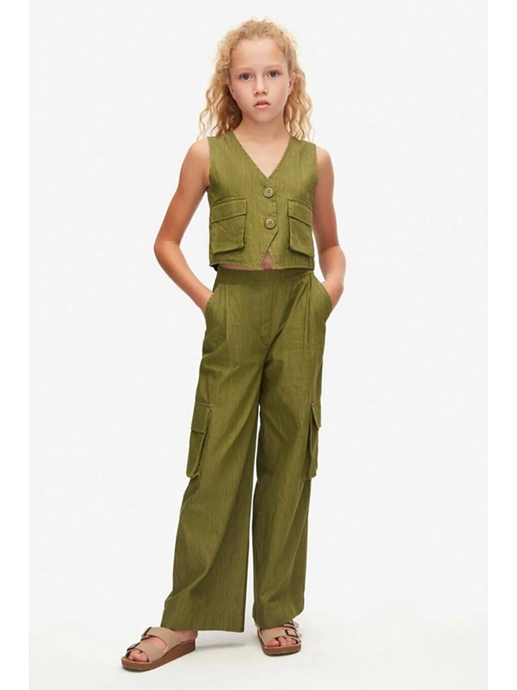 Yeşil Kız Çocuk Keten İkili Takım – Düğmeli Yelek Ve Cepli Bol Paça Pantolon