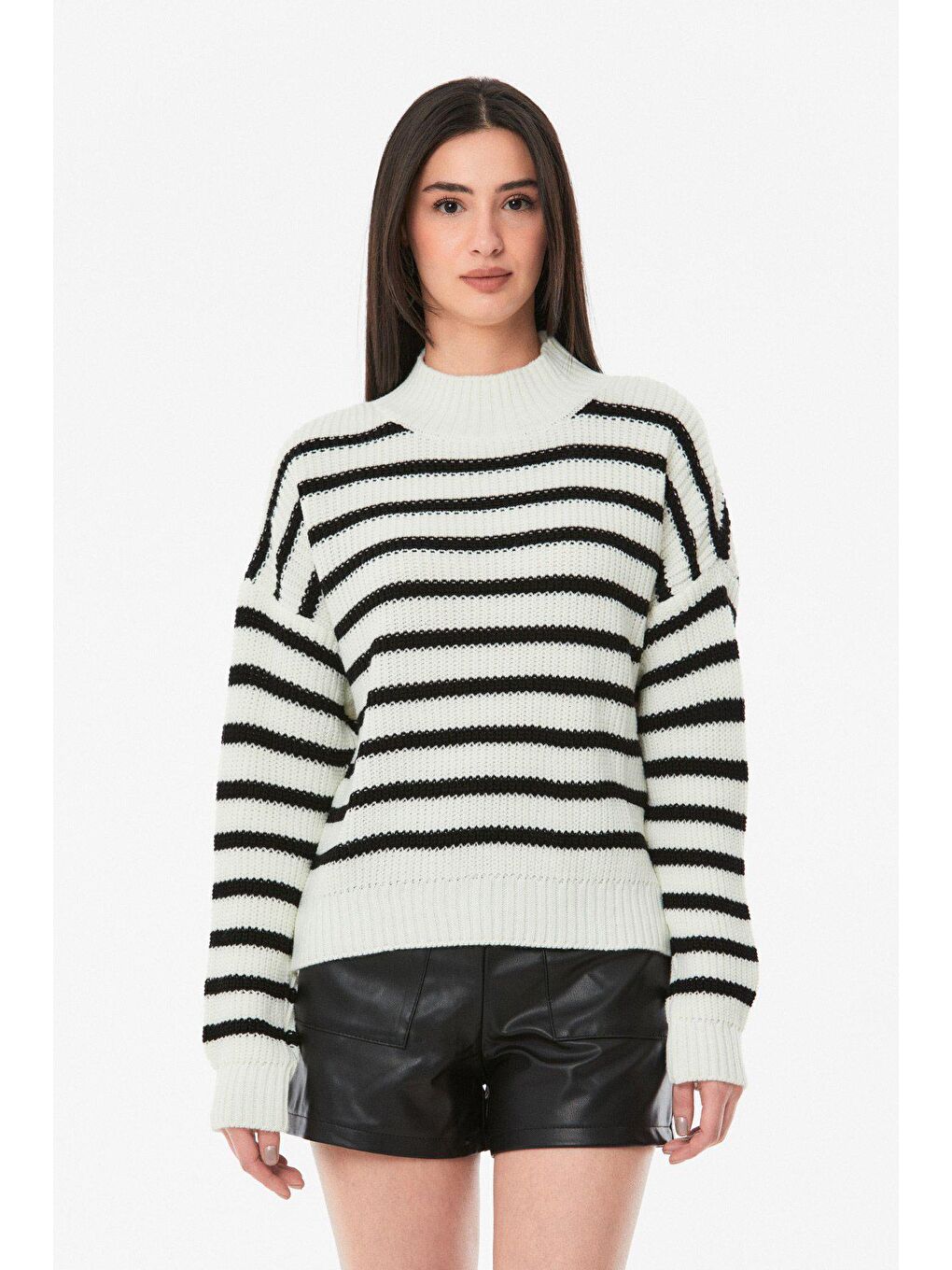 Siyah Çizgili Dik Yaka Triko Kazak