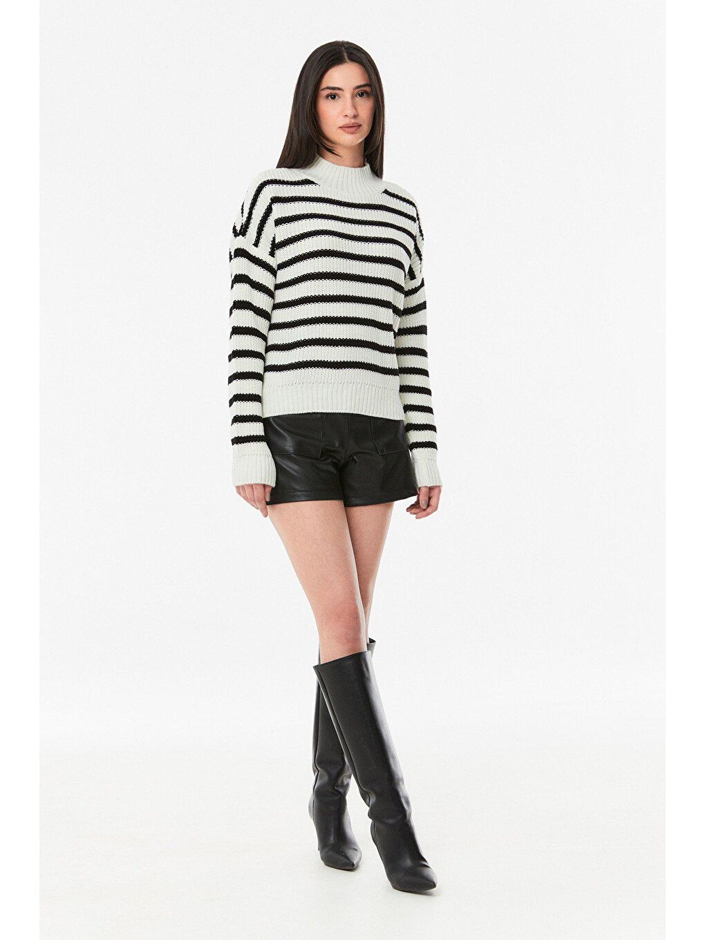 Siyah Çizgili Dik Yaka Triko Kazak-1