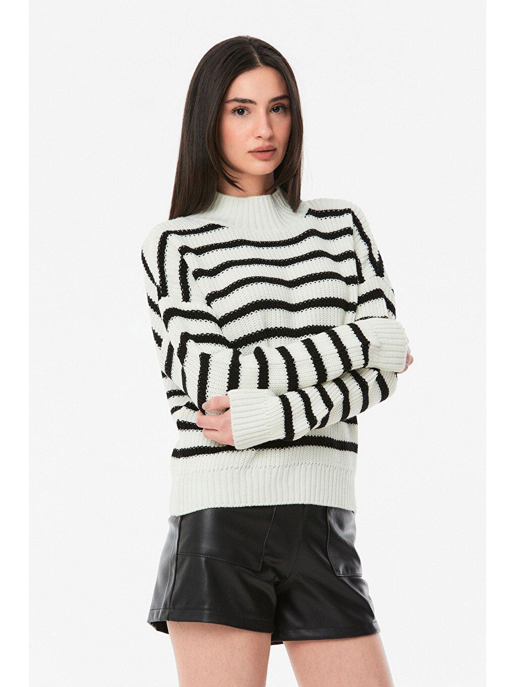 Siyah Çizgili Dik Yaka Triko Kazak-2