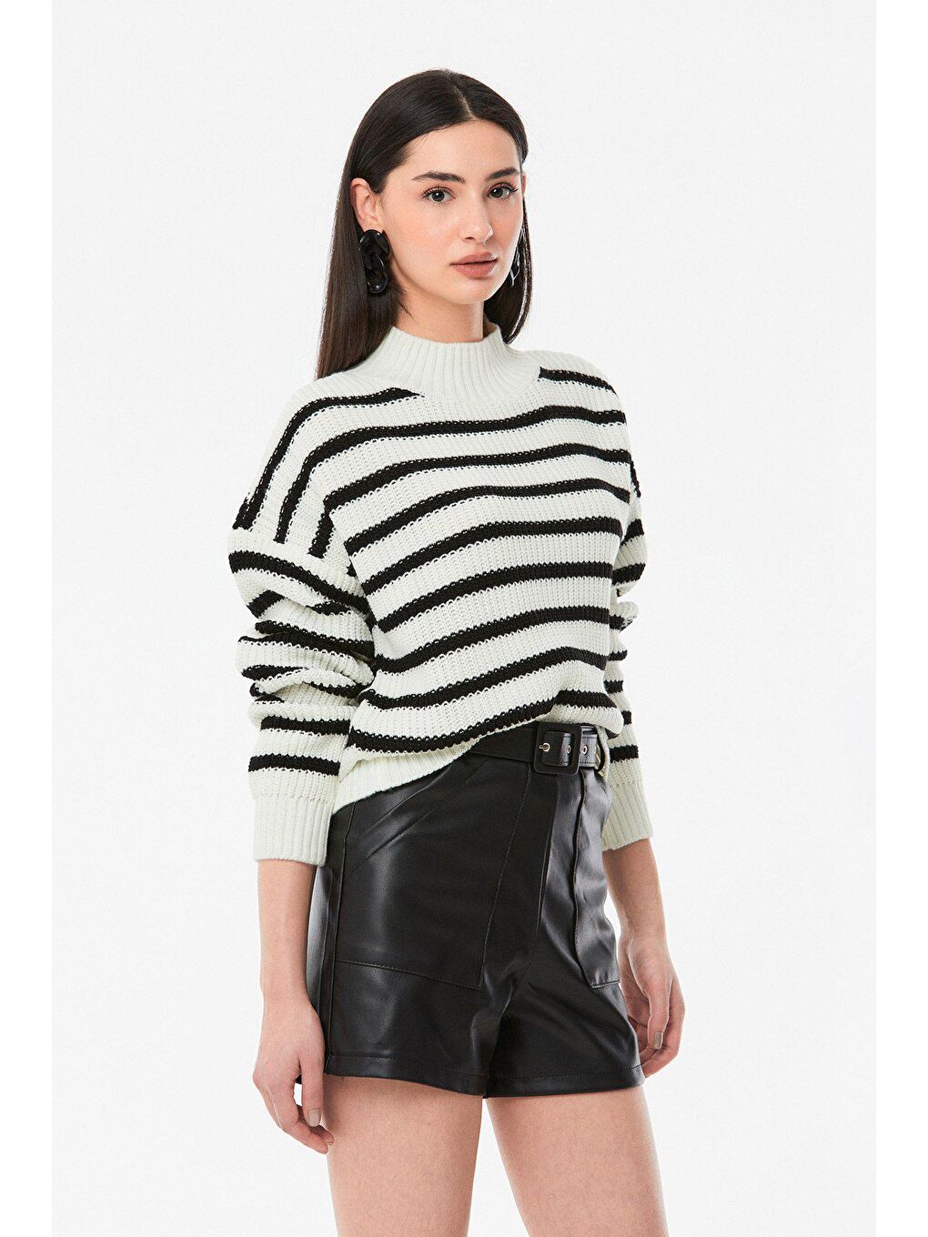 Siyah Çizgili Dik Yaka Triko Kazak-4