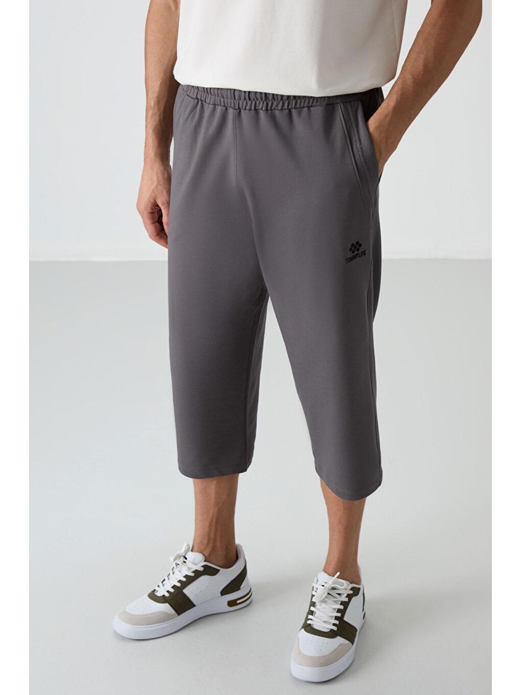 TOMMYLIFE Koyu Gri Pamuklu Yumuşak Dokulu Standart Fit Nakışlı Erkek Kapri - 83102