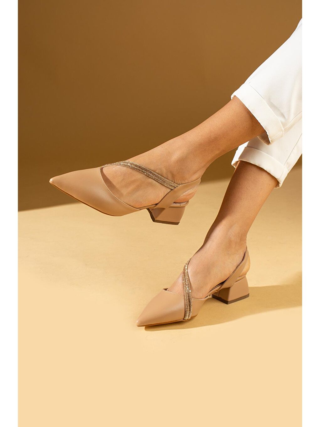 Bej Sivri Burun Taş Detaylı Kadın Topuklu Ayakkabı 63-1661-24