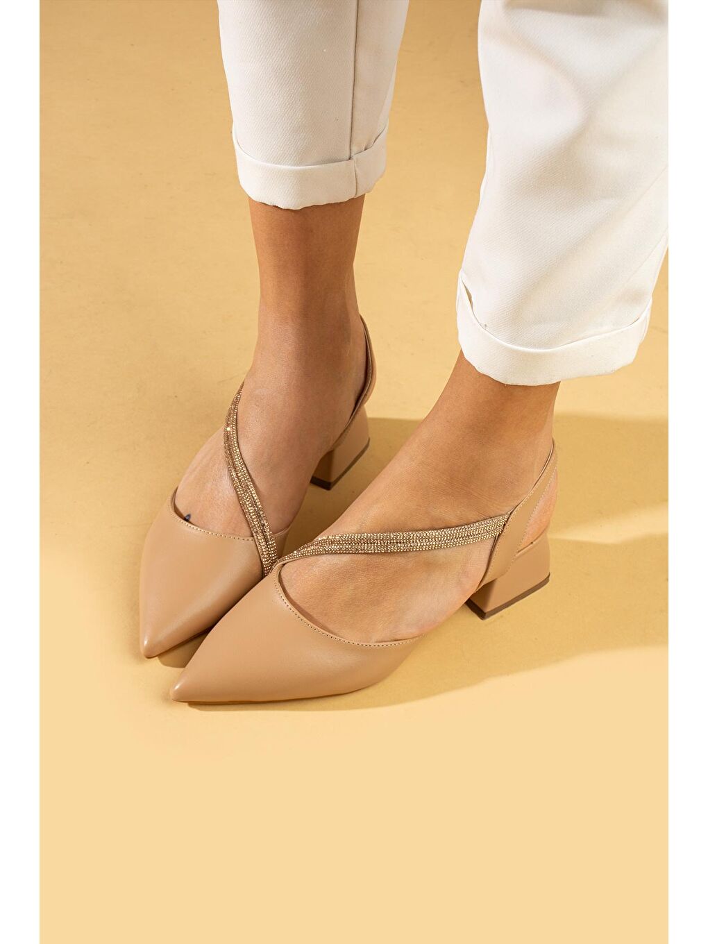 Bej Sivri Burun Taş Detaylı Kadın Topuklu Ayakkabı 63-1661-24-1