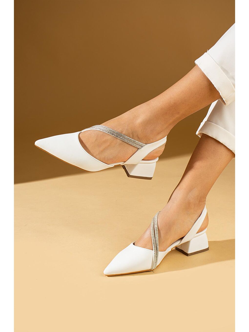 Beyaz Sivri Burun Taş Detaylı Kadın Topuklu Ayakkabı 63-1661-24