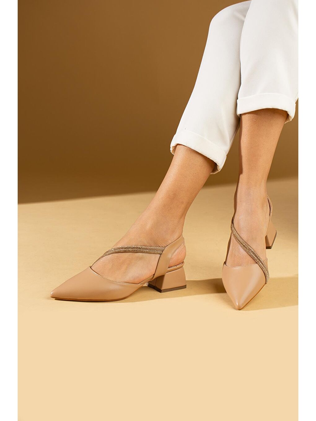 Bej Sivri Burun Taş Detaylı Kadın Topuklu Ayakkabı 63-1661-24-2