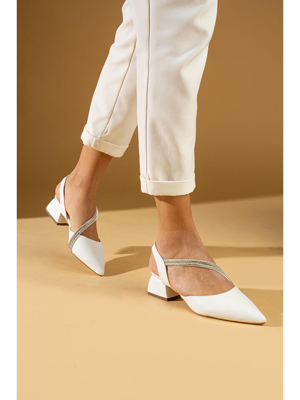 Beyaz Sivri Burun Taş Detaylı Kadın Topuklu Ayakkabı 63-1661-24-1